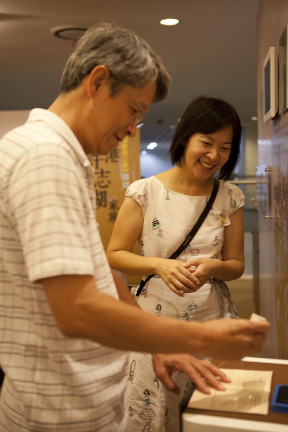 陳重光先生（陳澄波長子）及其家屬蒞臨展場，蓋上時空旅行紀念戳章。