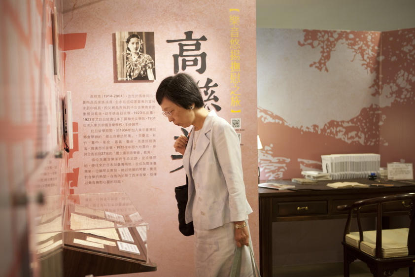 郭月如老師分享彈奏高慈美女士手寫稿樂譜所感，透過其精湛的演繹，展場悠揚著富有歷史感的樂音。